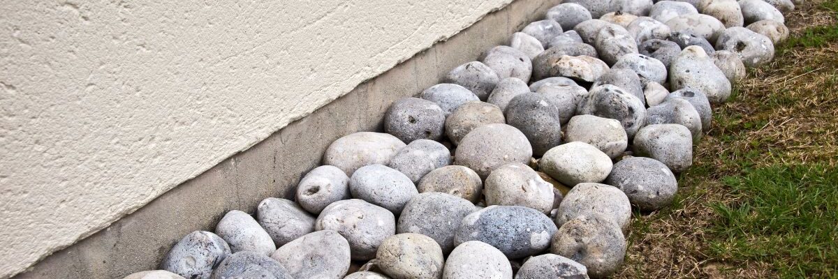 opaska z kamienia wokół domu