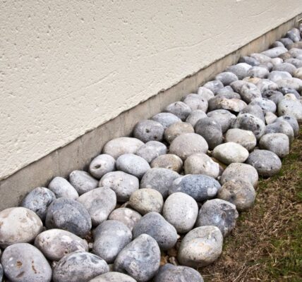 opaska z kamienia wokół domu
